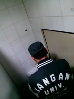 @20208020869 用户上传：偷拍同学在厕所立式後入連衣裙他女友