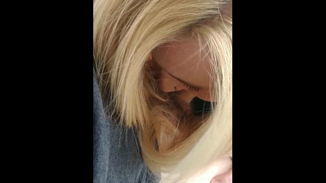 金发女郎在外面的口交导致口香糖