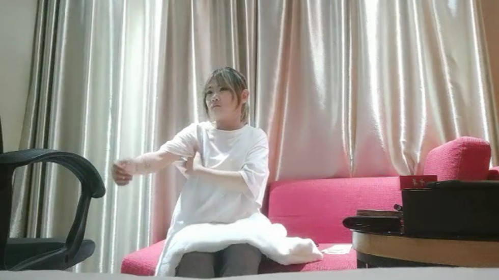 刚刚成年的清纯傻妹妹敬业卖淫