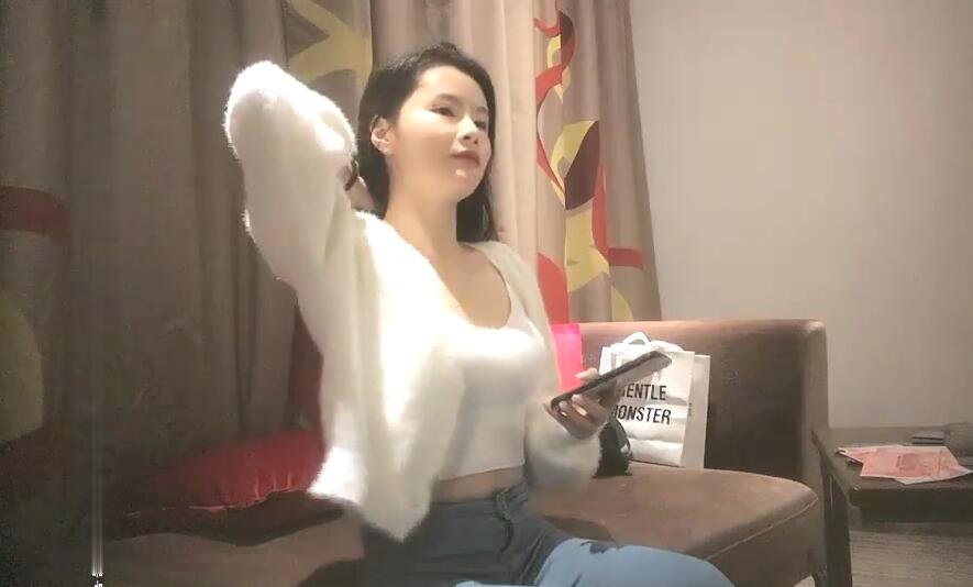 探花第二场约了个牛仔裤性感美乳妹子手指扣逼抹上润滑油抬腿侧入猛操