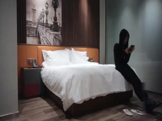 腰以下多是腿168CM兼职小姐姐，蹲在地上吃JB，刚下海口活生疏，搂着脖子抱起来操，最后冲刺搞的妹子太爽了