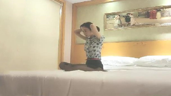 强哥出高价约了一个兼职外围长腿空姐服务操起来非常诱感觉