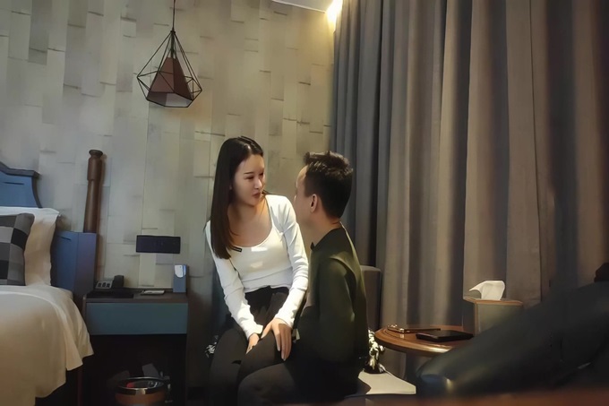 高颜值白衣大长腿妹子啪啪，脱掉内裤掰穴特写口交上位骑坐抽插边摸阴蒂