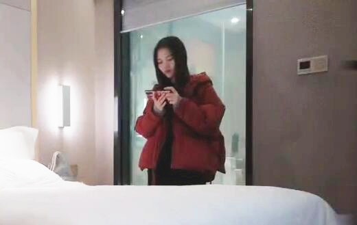 年轻漂亮的性感小美女偶尔出来援交,不料却碰到位混社会又特别能操的纹身哥,从后操时太长了痛的美女直求饶,还继续干