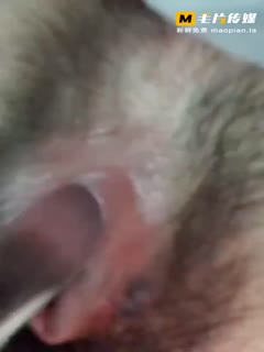 某院校小骚学生妹平时看着很正点表面看不出什么~没想到宿舍暗藏自慰棒 玩得小穴湿哒哒！