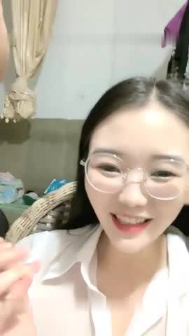 清纯小萌妹七七被面具男操疼了你轻点轻点被操得逼都烂了都不忘宣传网友刷加主播微信~A