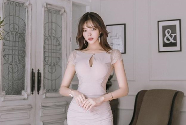 艳阳人妻老公喂不饱跑出来到跑友家身体发热求炮友干她这极品身材换我也愿意