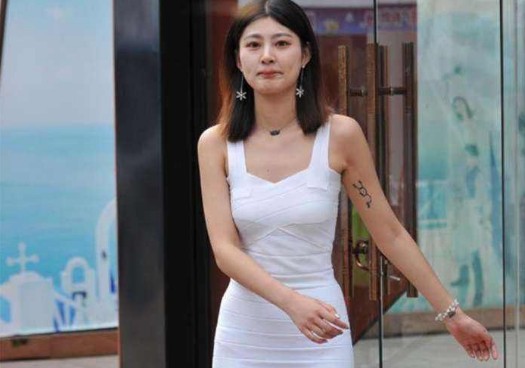 探花约了个白衣苗条妹子啪啪沙发舌吻互摸69口交抽插猛操呻吟娇喘非常诱人