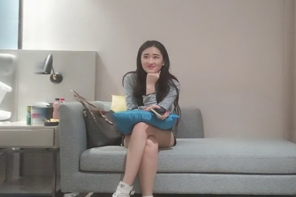 3P外围女神沙发近景AV视角展示大长腿翘臀高耸求插入