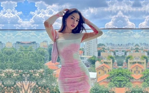 酒店约操妹子翘起屁股乳推舔屌掰开双腿就是操扶着肥臀后入爆操这妹子死鱼多不叫