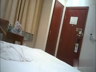 出来找小姐 来了一个大学毕业出来找不到工作的美女干起了兼职 这下赚翻了