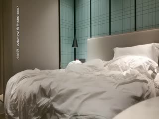 清纯00后的腼腆美少女，在激烈抽插的轻声娇喘格外诱人～