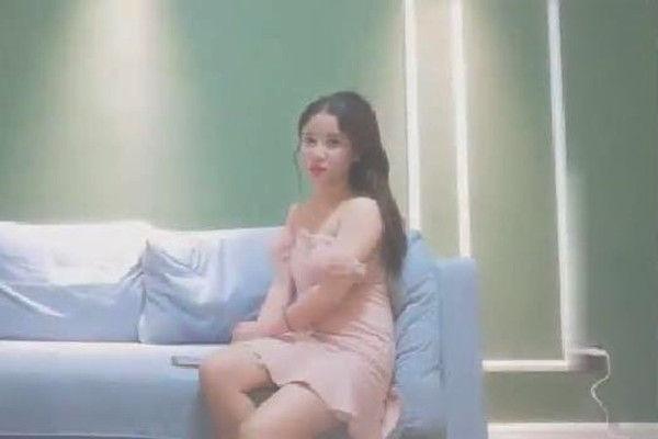 约操粉裙兼职外围网红女神撩起裙子露大白屁股