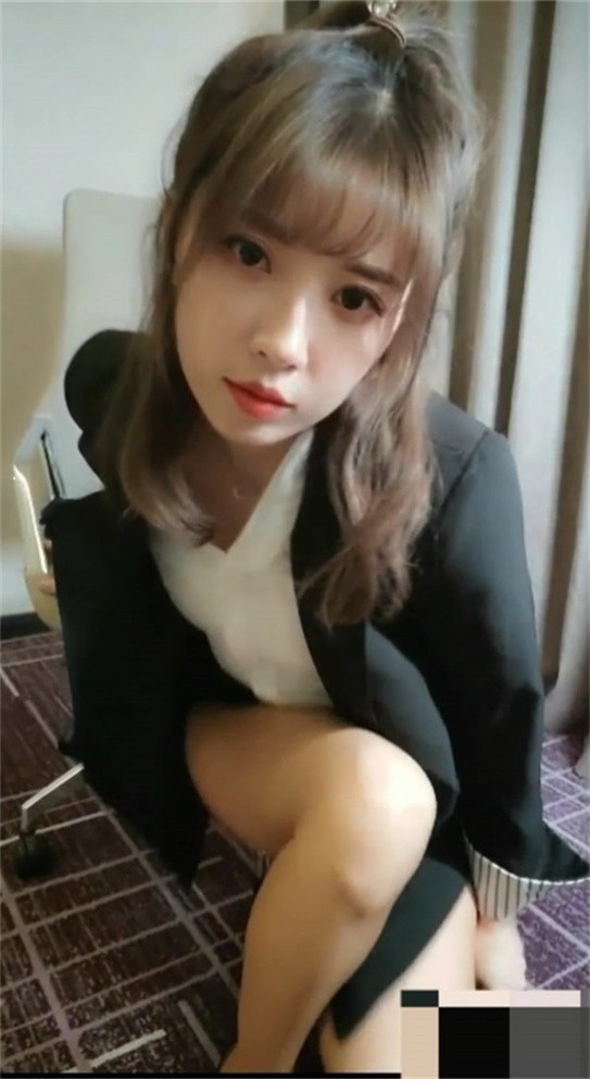 土豪私订拍摄版流出！魔女OL露娜黑丝真空上阵 腿缝春光乍泄 字裤全开阴唇绽放