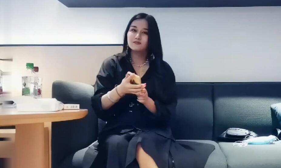 9总全国探花性感黑衣长裙妹子舌吻摸逼调情一番洗完澡穿着衣服口交后入大力猛操呻吟