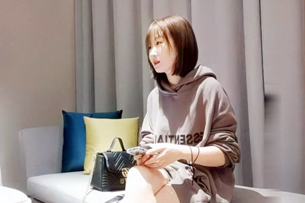 卫衣短发妹子长相不错笑起来甜美