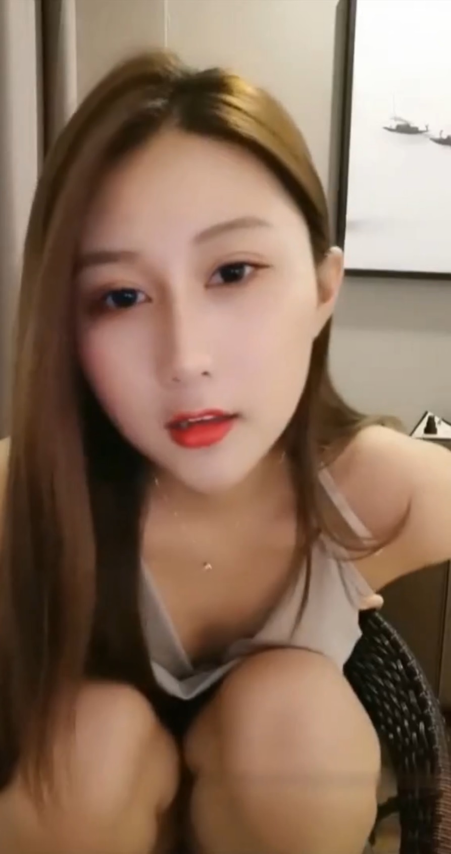 甜美妹子椅子上用跳蛋解无聊