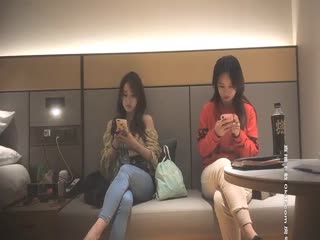 两个高端外围女神妹子，牛仔裤那个妹子最漂亮，长得又骚 像伊能静，老哥喜欢掐着脖子极限做爱