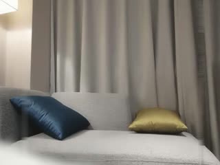 甜美白皙格子裙漂亮妹子，脱掉内裤骑坐身上露大白屁股