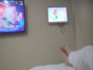 翻车王伟哥足浴会所撩妹2400元拿下--高颜值来大姨妈的良家妹子酒店开房闯红灯把床单都弄脏了