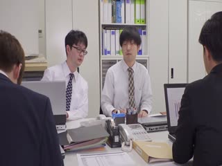 這是對部下嚴厲的肉感女上司性騷擾後生氣做愛的故事。 金谷宇乃