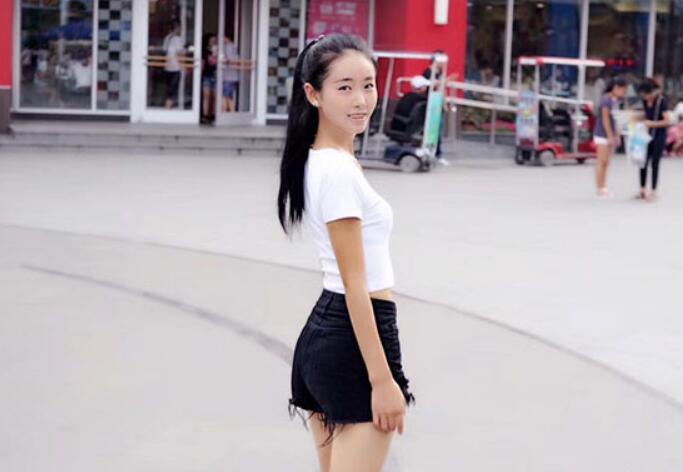 167CM清纯邻家女孩高挑模特蒂蒂很配合摄影师酒店拍摄但一摸就说要加钱