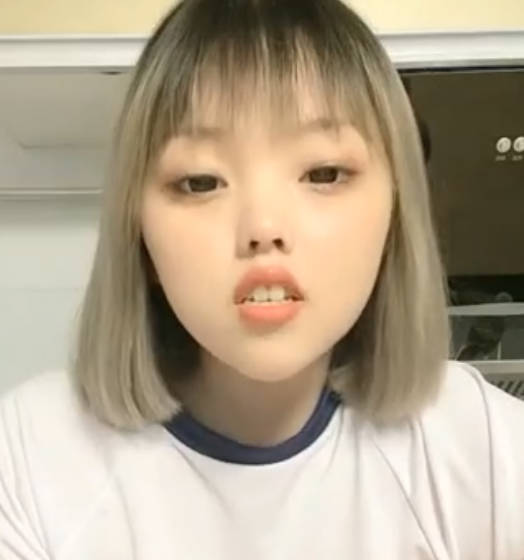 歪歪吖衣服剪出来的两个洞洞露出来了