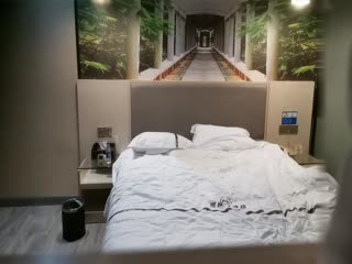 帅小伙网约清纯兼职小姐姐，带宠物过来，娇小身材性感黑丝，按着双腿舔逼，蜷缩身体69互舔，搞完还给按摩一下