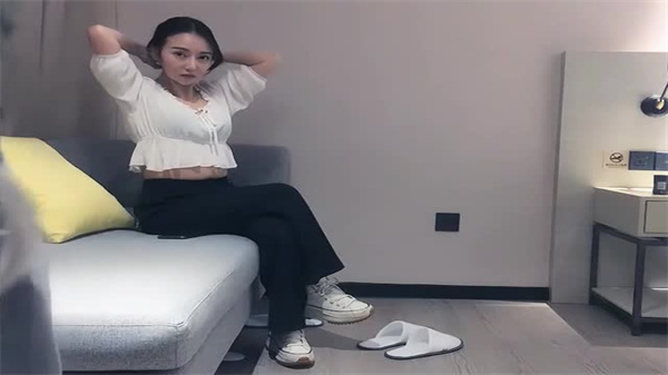 168CM高挑外围小仙女 气质文静却隔裤狂摸巨屌 听话骚货彻底沦陷