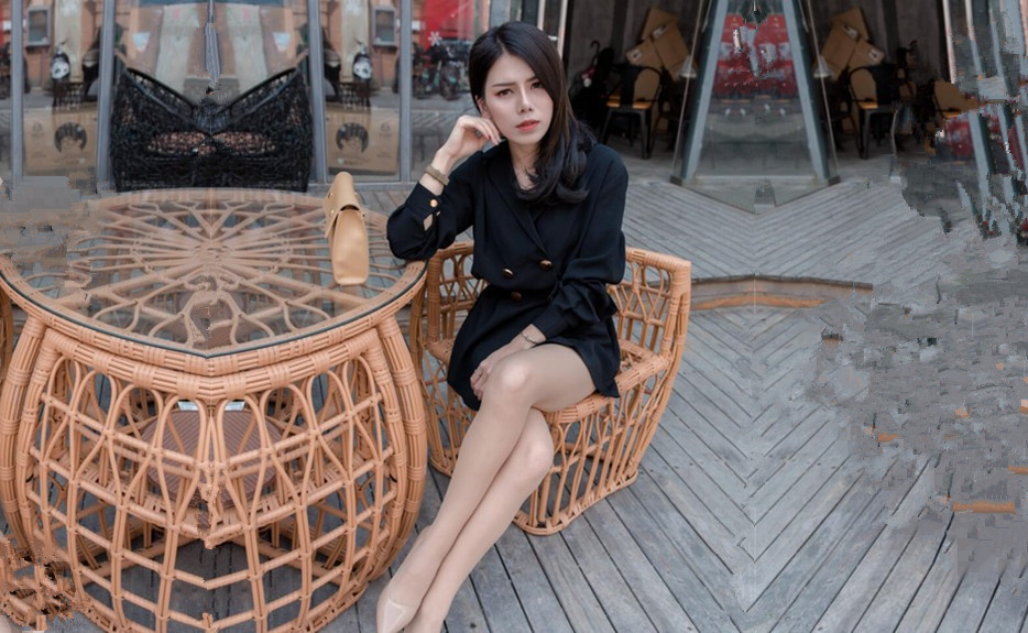 肉丝少妇激情舔鸡巴抱起来干她呻吟不断特别骚