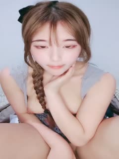 麻花辫清纯外表很骚萌妹，电动假屌骑坐插穴，掰开看洞洞很小，爸爸操我骚逼，进进出出猛插直浪叫