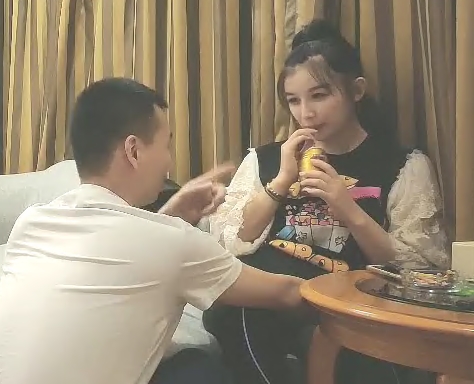 小马寻花五官非常精致甜妹小姐姐半脱下裤子舌吻调情特写手指摩擦扣穴抬腿侧入猛操喊好硬