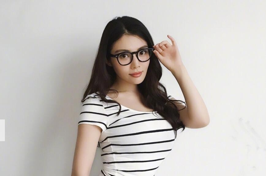 憨厚胖哥撩了一位外表清纯的眼镜漂亮学生妹手法一流把妹子抠的高潮喷水说好了好了床单都湿透了然后在肏