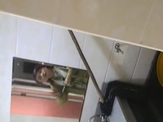 zipai#国内牛人潜入某大厦女厕偷窥绑带凉鞋妹子尿尿小阴唇张开真好看