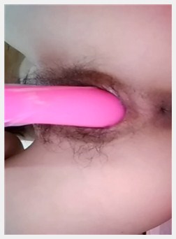 风骚淫荡少妇给自慰棒套上套套开始插穴自慰