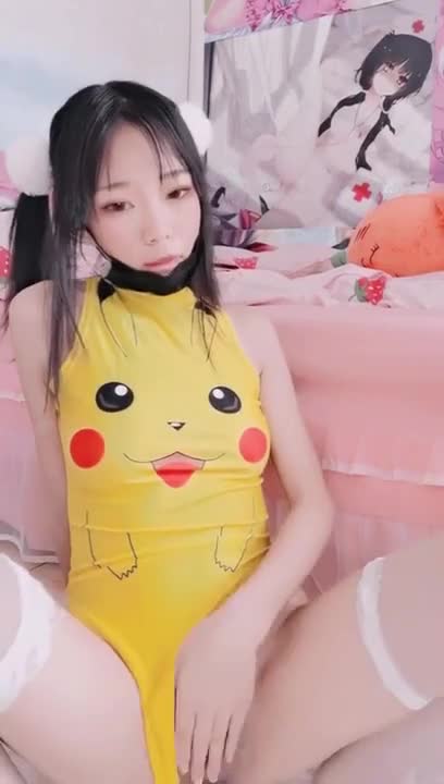 推特网红小仙云儿穿皮卡丘紧身衣自抠小穴，还舔自己的淫水_HD