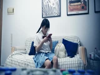 JK装麻花辫童颜大奶兼职外围嫩妹，展示一字马沙发上操，撩起裙子揉穴舌吻，抱起来大力撞击，扶着细腰打桩机