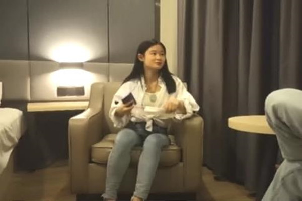 外围甜美嫩妹有点羞涩后入插太深受不了