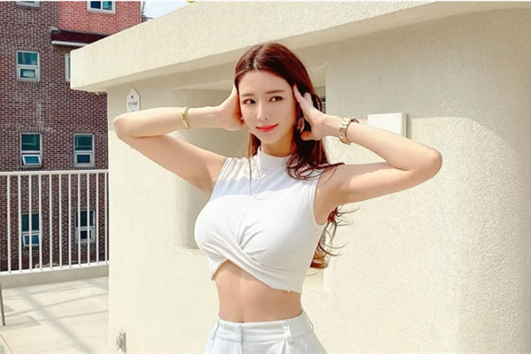 周末炮友居家操逼掏出大屌插嘴主动扶屌一插到底打桩机猛操搞舒服了