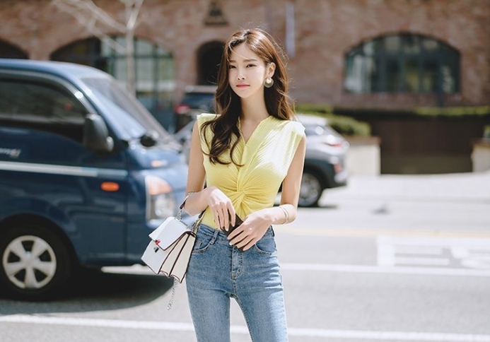 网聊168CM良家少妇喝喝酒调调情骚起来骑在身上扒掉裤子迫不及待插入搞得少妇舒服了