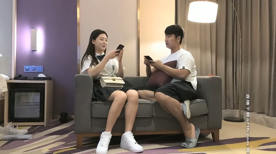 【小宝寻花】19岁极品清纯乖乖女，娇羞软萌惹人爱，挑选几个观众终于同意留下_