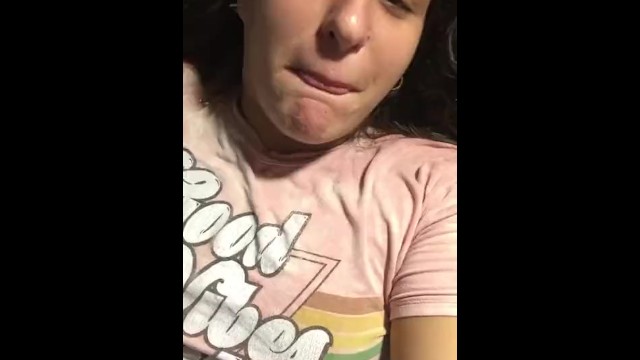 一边抽烟一边吃东西，享受吧。