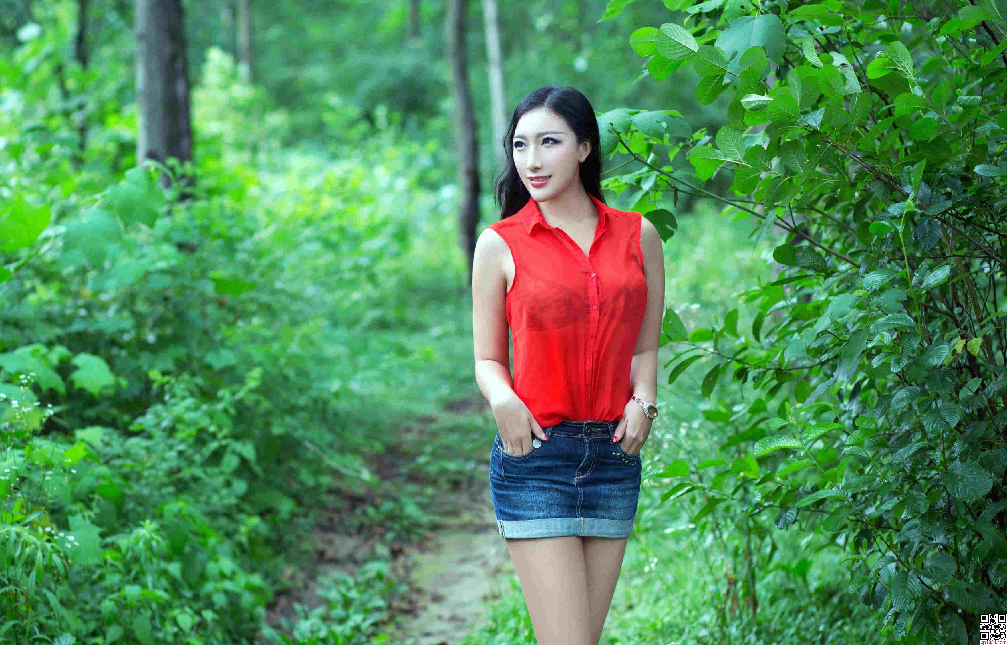 美女乔雅冰室外露出大屁股大奶子毛毛很漂亮美女丰满想啪啪