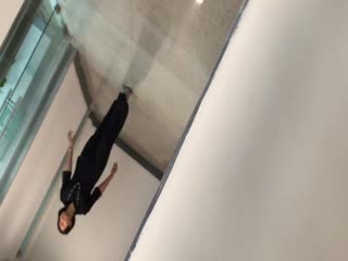 国内牛人潜入某商业大厦办公楼尾随漂亮妹子躲进厕所偷拍