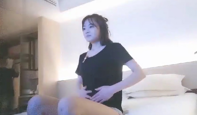 摸着奶子舌吻美女很享受先插个嘴扣穴一套下来彻底征服