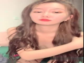 妹子一边聊骚~一边自慰