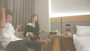 高端极品丝袜美腿 吸吮大屌对准骚穴插入 低低呻吟浪叫