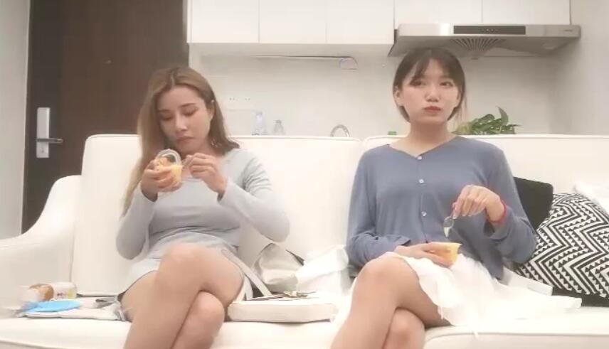 千人斩探花今晚带女友再叫个妹子双飞一起洗澡双女互摸骑乘抱起操抬腿站立侧入非常刺激