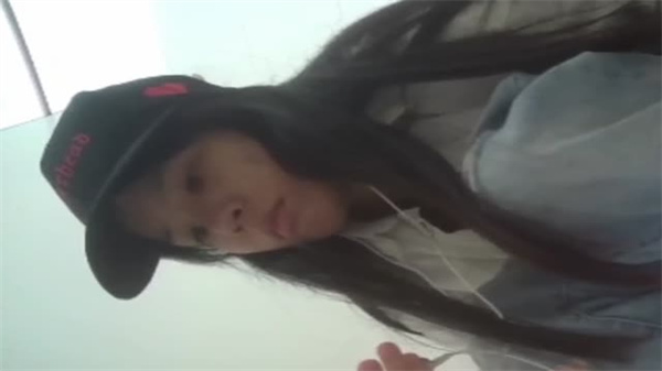 电子厂偷拍流出！正面全景捕捉靓妹穿连体裙的性感诱惑