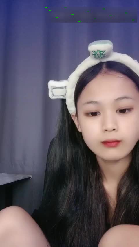 外表清纯乖巧妹妹！娇小身材贫乳！翘起美臀看美穴，掰开特写手指插入，妹妹好想被人操